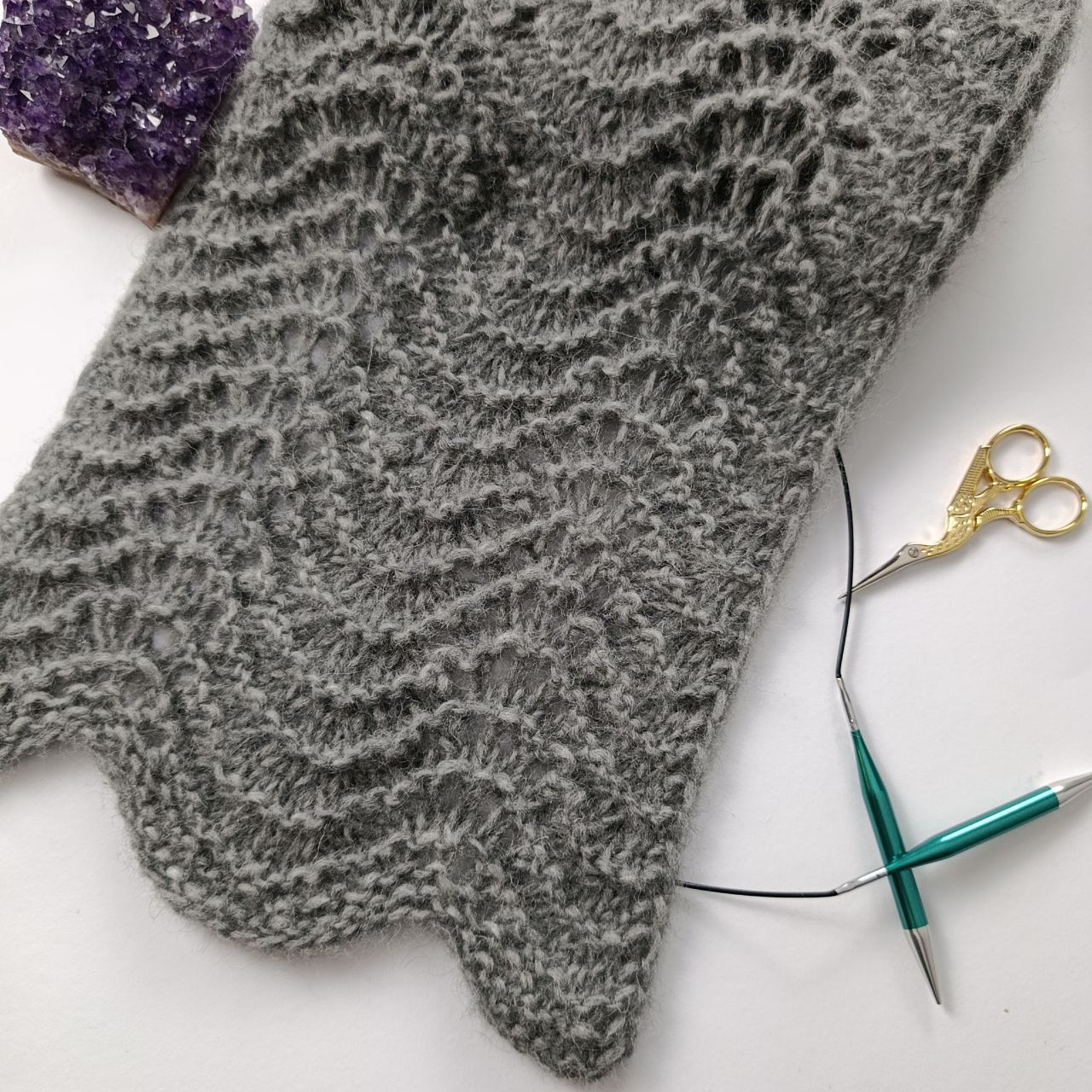 szalik na drutach ażurowy